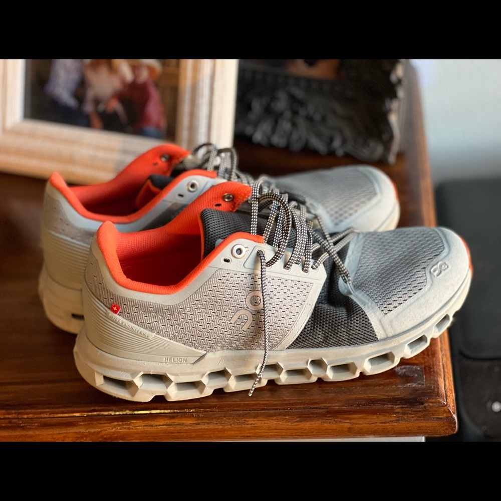Mens On cloud Running Tennis Shoes. Size 8.5 Hardly worn.